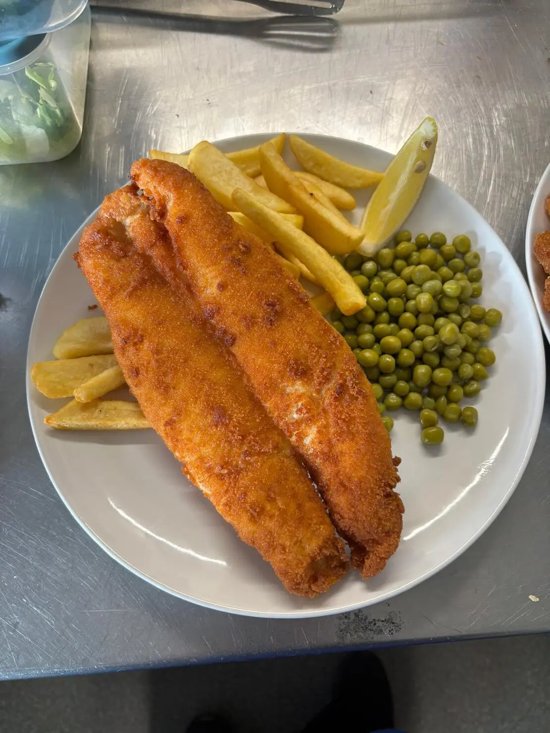 Crispy fish and chips with tartare sauce